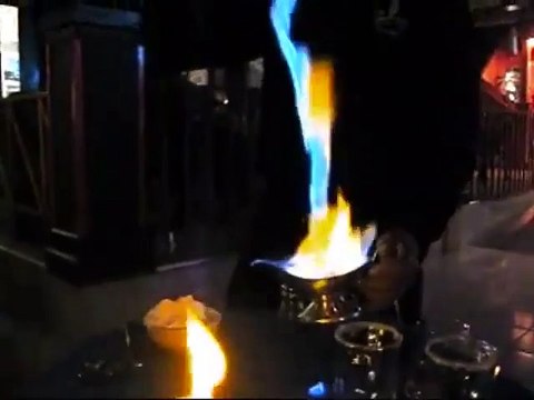 Une fontaine de flammes. IMPRESSIONNANT!