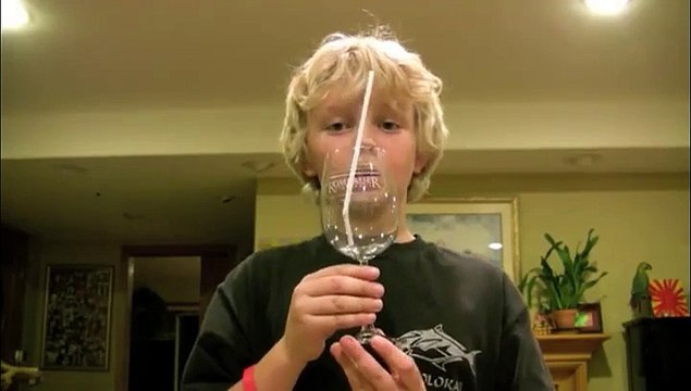 Il casse un verre rien qu'avec sa voix