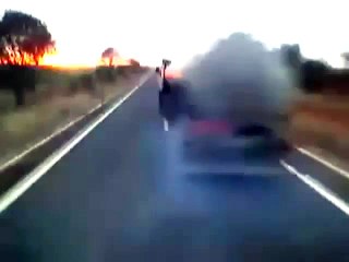 Un camionneur s'amuse à faire des drifts avec sa remorque