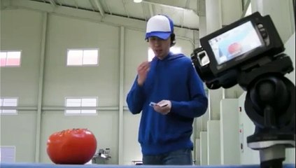 Ce jeune homme utilise une arme assez spéciale