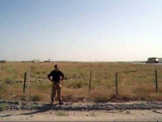 Un avion de chasse en mode raz du sol