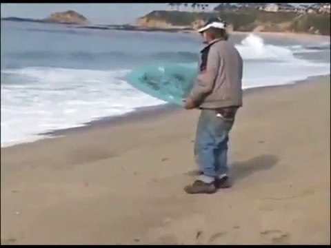 Régis fait une séance de surf à la mer du Nord