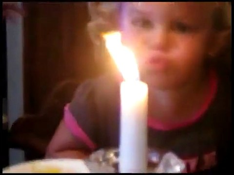 Elle donne tout ce qu'elle peut pour éteindre la bougie