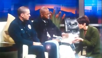 Le chien s'attaque au visage de la présentatrice