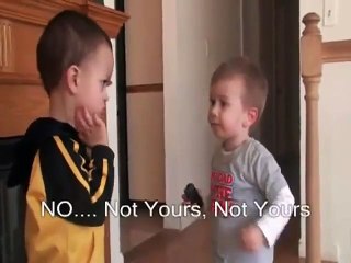 Deux enfants se chamaillent pour une Mustang