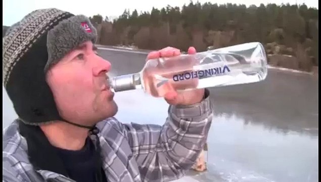 Un dingue boit un litre de Vodka sur la glace