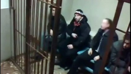 Comment calmer un prisonnier qui ne veut pas se taire