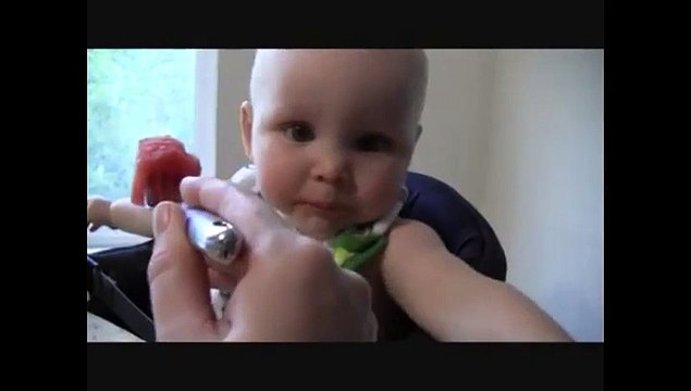 Un bébé n'aime pas trop le fruit que lui donne sa maman