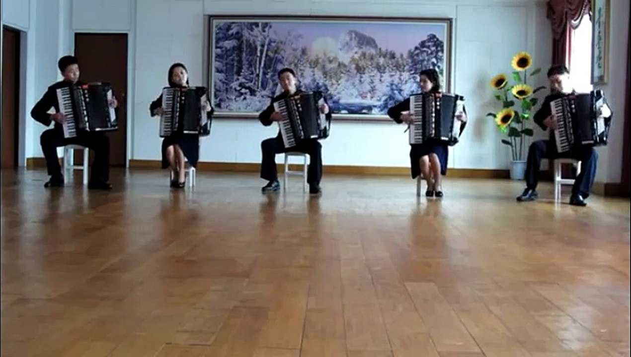 Cinq musiciens font une démonstration d'accordéons