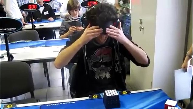 Un Rubik's cube en moins de 30 secondes