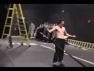 Un salto sur un skateboard. Trop fort!