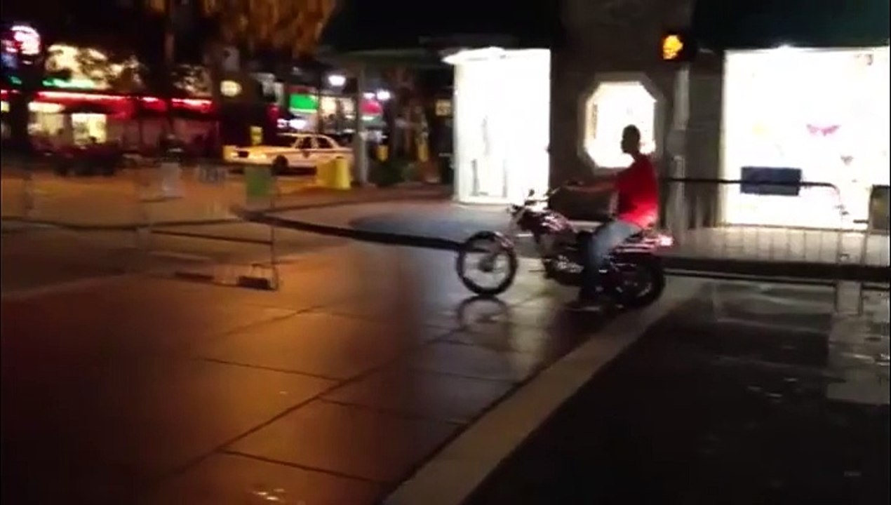 Un mec bourré tente de rouler en moto