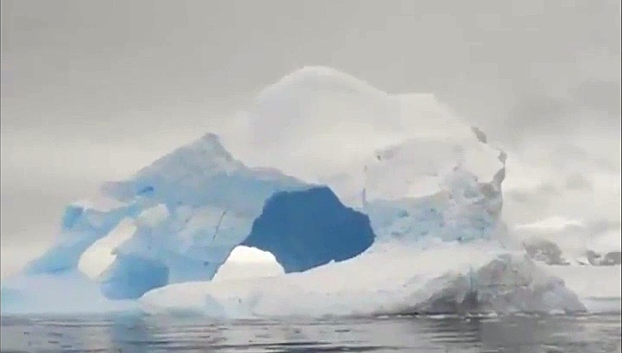 Un Iceberg effraye les touristes du bateau