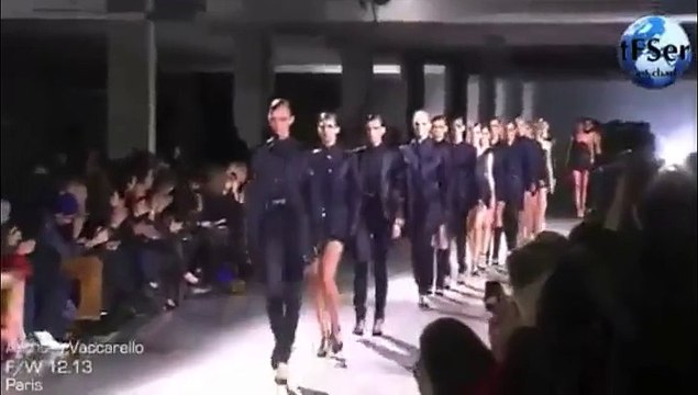 Une mannequin pas très au point avec les hauts talons