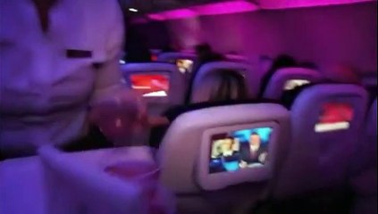 Un défilé de mode dans un avion. WTF!