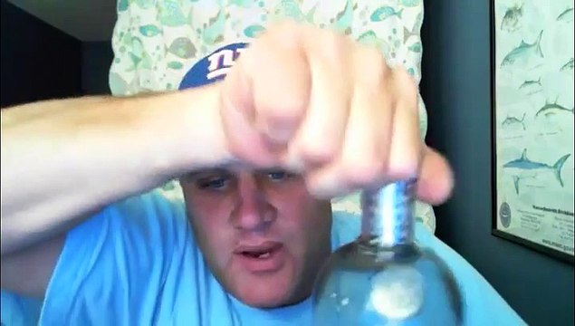 Il boit une bouteille de Vodka en 15 secondes