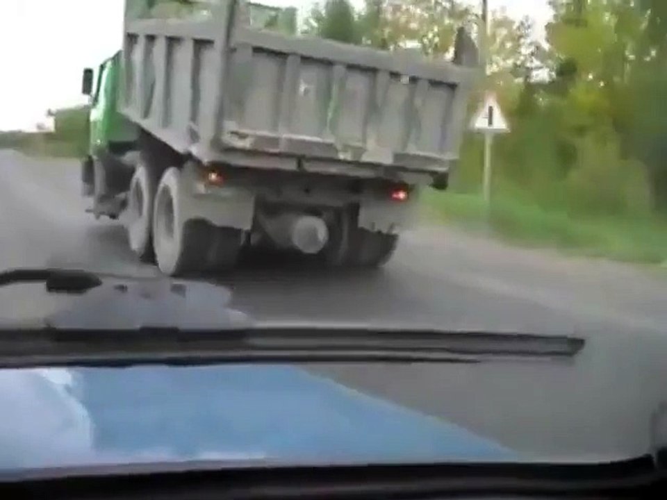 Un camion roule sur trois roues. DINGUE!