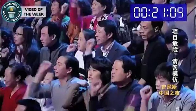 Il fait des pompes avec un seul doigt