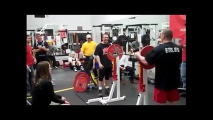 Elle ne fait qu'une bouchée des garçons dans la cour de récréation