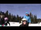 Un petit garçon s'endort sur ses skis