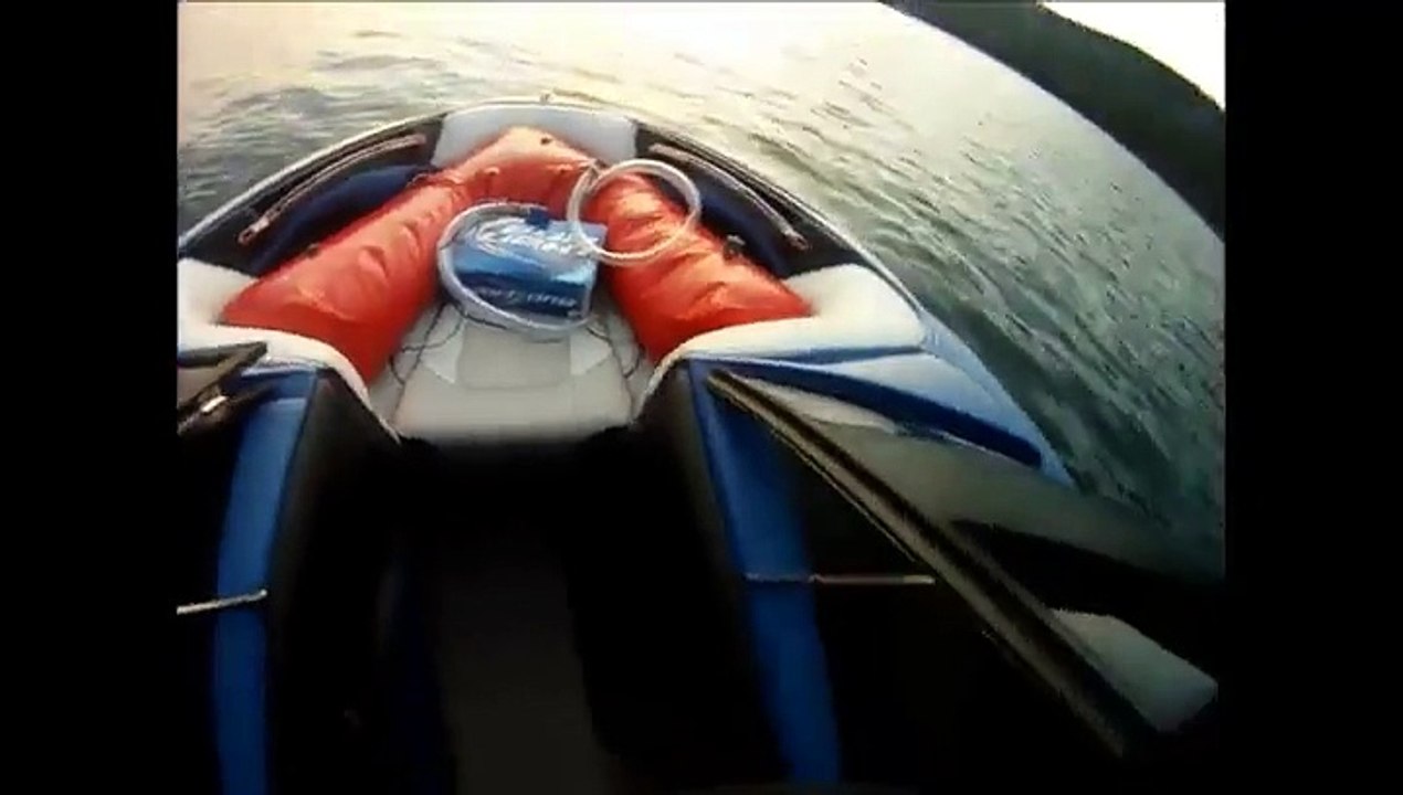 Faire du surf grâce à son bateau. OMG!