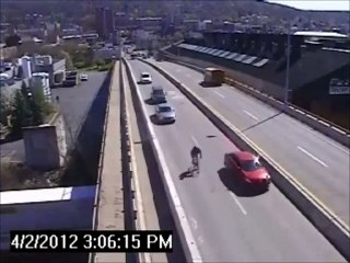 Un chauffard renverse un vélo mais, se fait prendre