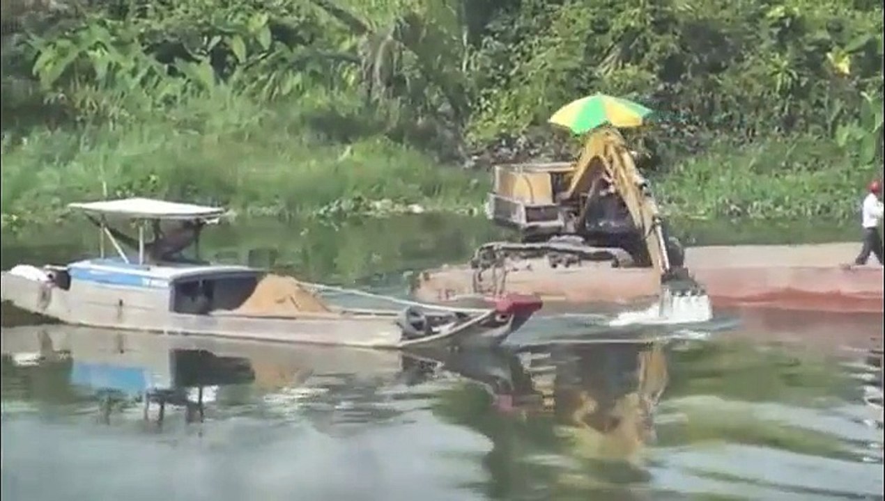 Utiliser une grue comme rame. Génial!