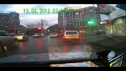 Deux voitures ne respectent pas une priorité de droite. Ouch!