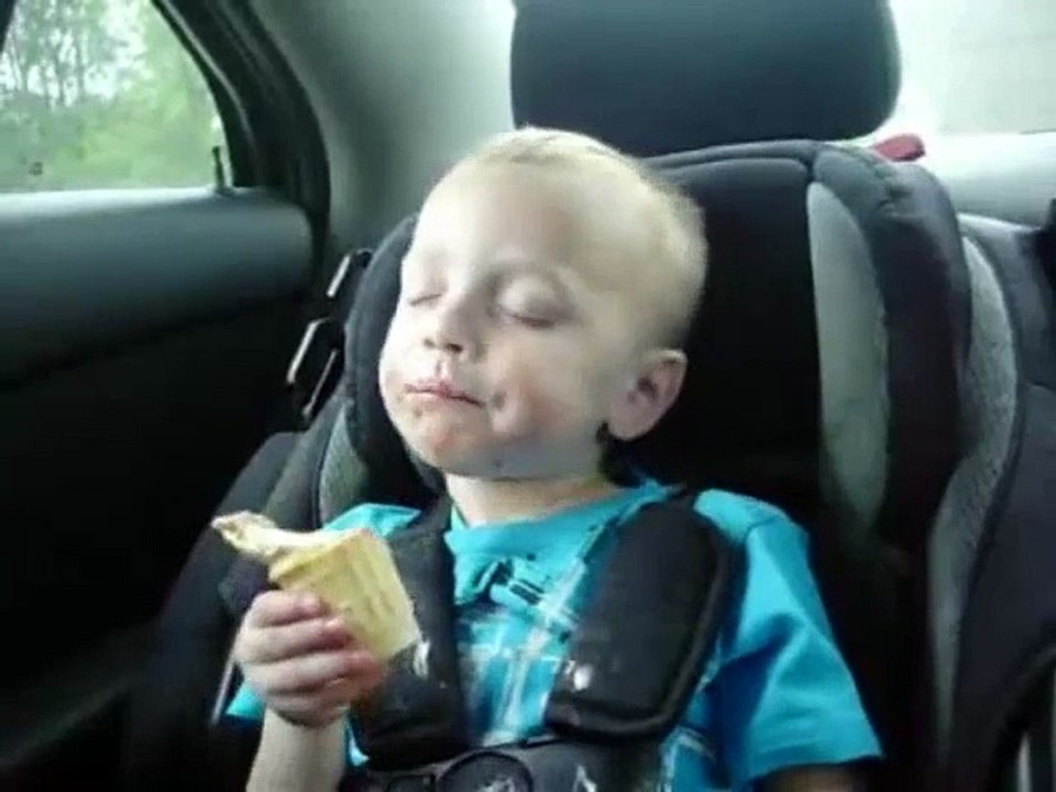 Manger de la glace ou dormir. Impossible de choisir!