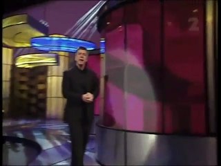 Un petit garçon défie sa peur et entre dans le lavoir