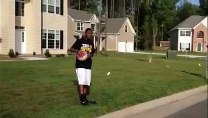 Il utilise le dos d'un copain pour réaliser un dunk