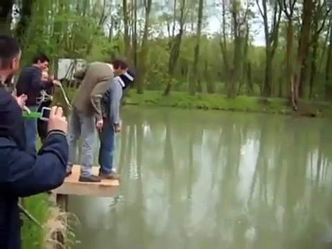 Ses amis lui fond croire qu'il saute à l'élastique