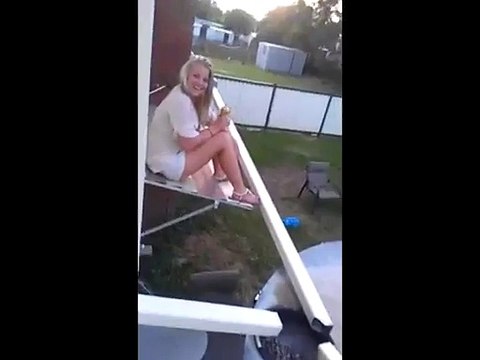 Une fille bourrée se fait peur. WTF!
