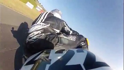 Un motard se fait une belle frayeur sur circuit