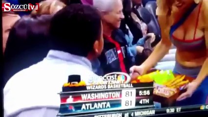 Bisküviye değil kıza bakan çocuk