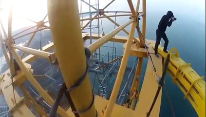 Deux jeunes grimpent au sommet d'un chantier. WTF!