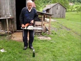 Décapsuler une bière à la tronçonneuse