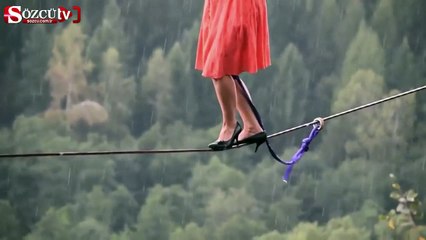 Topuklu ayakkabıyla ip üstünde yürüyen kız