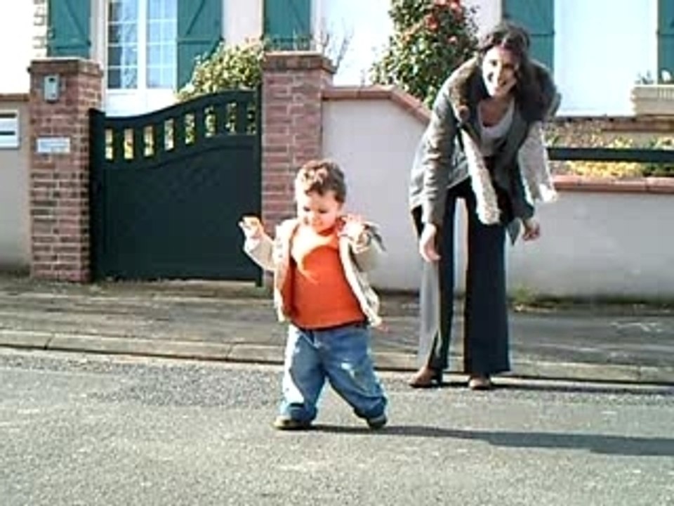 Adam marche dans la rue