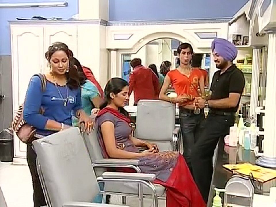 Ghuggi Set's Up A Beauty Parlour