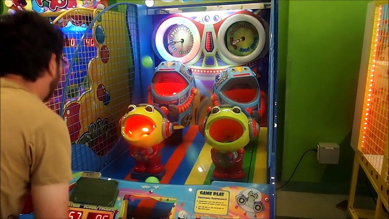 Astro Arcade Game Machine, robot ball throwing game