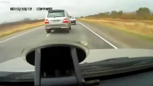 Driver takes revenge He passes another car and hit the brakes