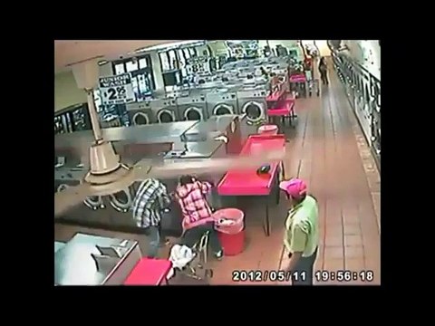 Il prend son bain dans une machine à laver