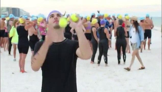 Il fait un marathon complet en jonglant. WOW!