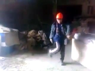 Un ouvrier de chantier se prend pour M. Jackson