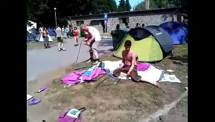 Un mec bourré essaye de monter une tente