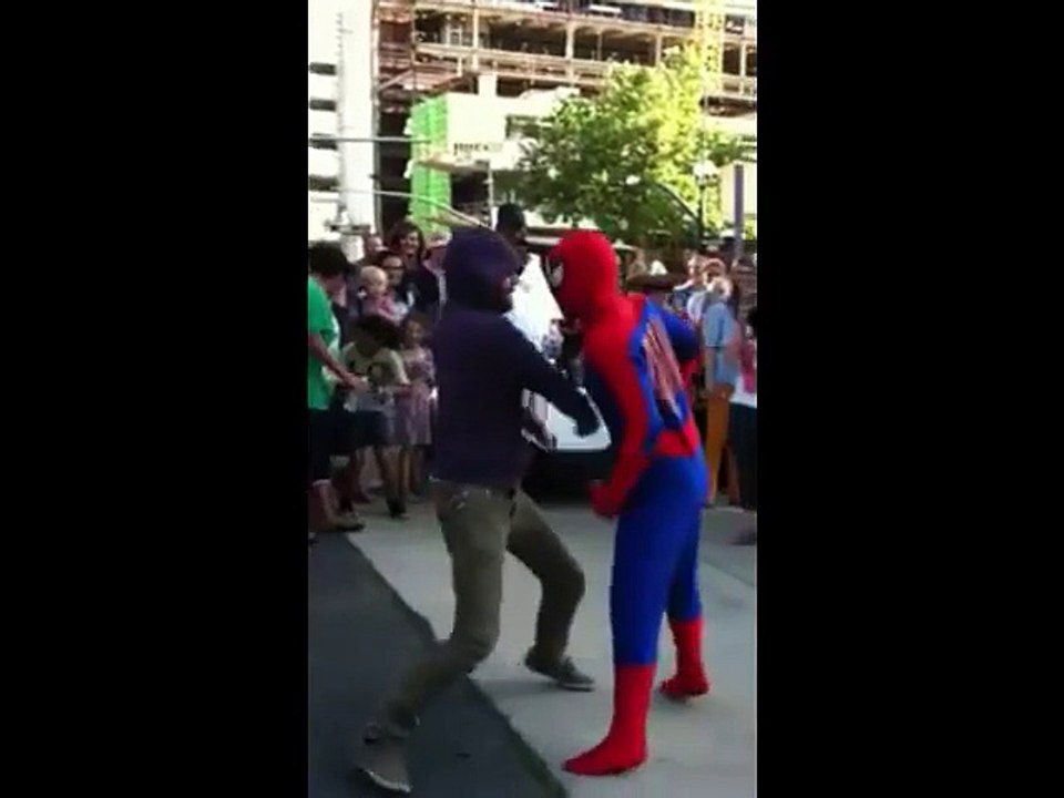 Demande en mariage en mode Spiderman