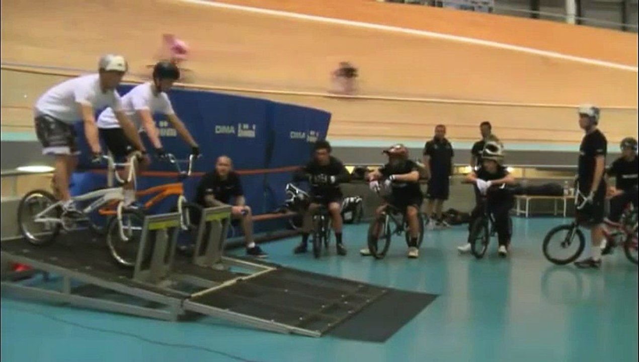 Un faux-départ dans une course de vélo en salle