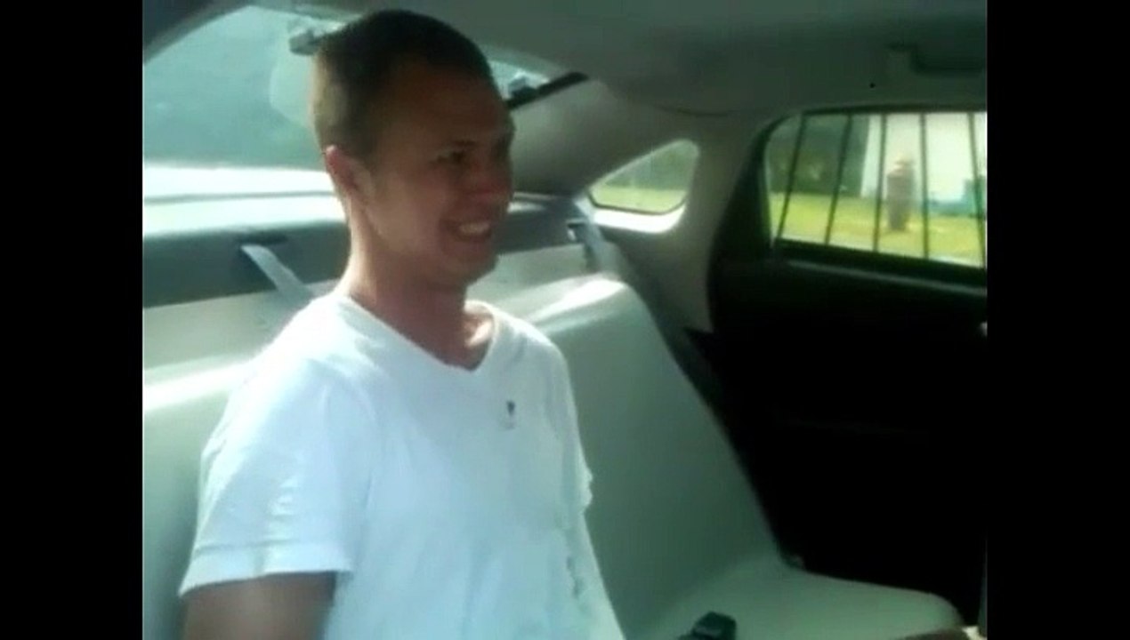 Un gars complètement stone se fait embarquer par la Police