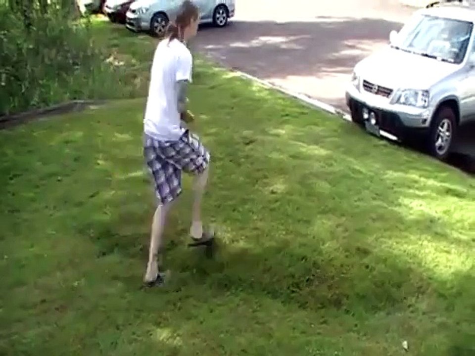 Un matelas aquatique posé sous un gazon